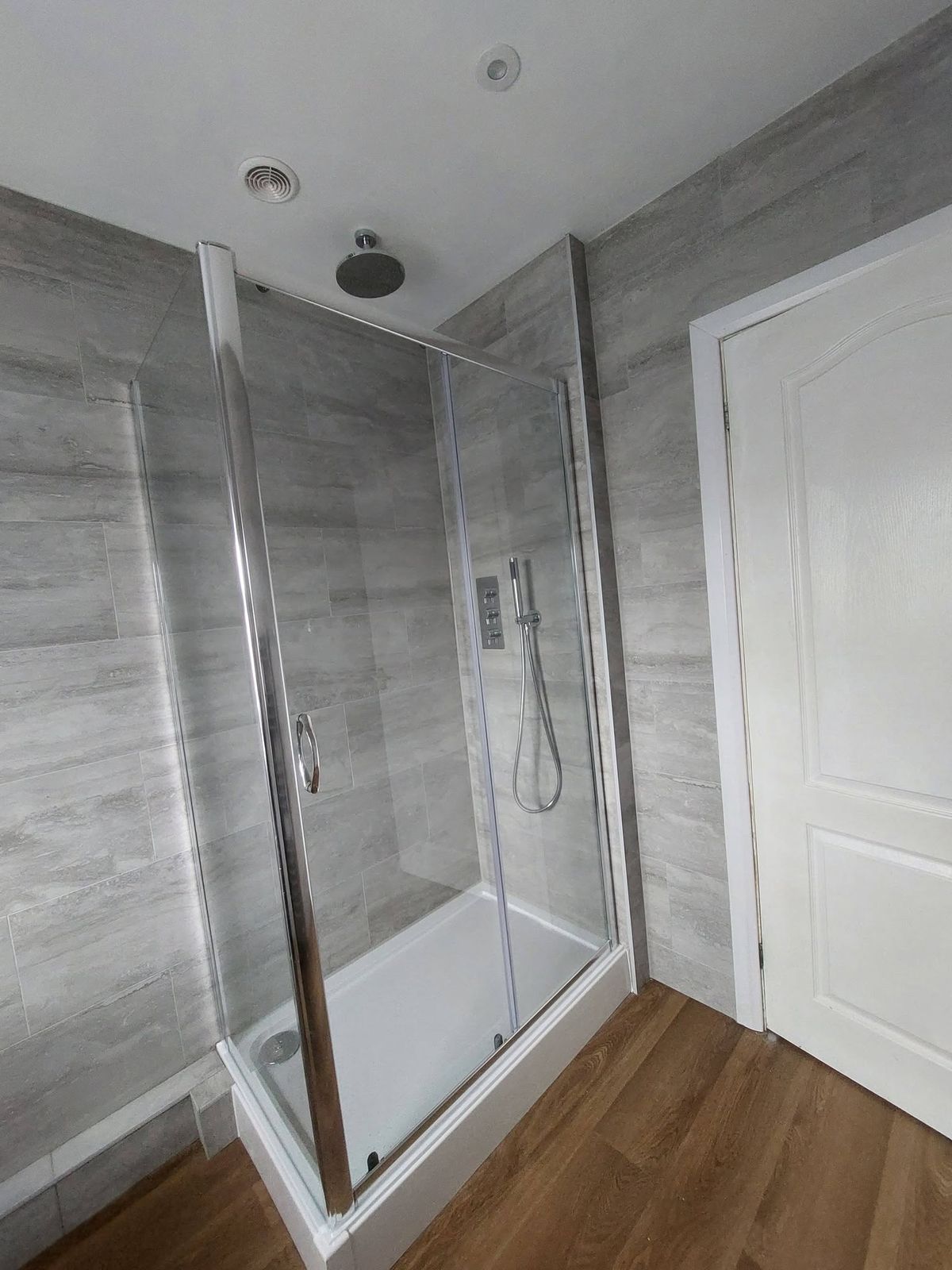 Shower enclosure with oak-effect floor